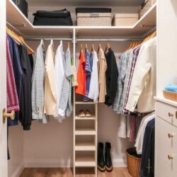 Уборка гардеробной и систем хранения: как привести порядок, который действительно работает